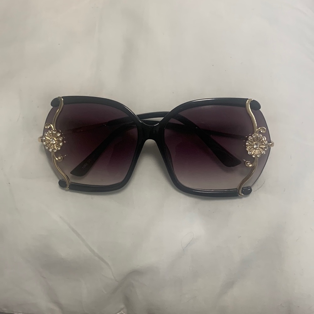 Oversized goldtone/Black sunglasses